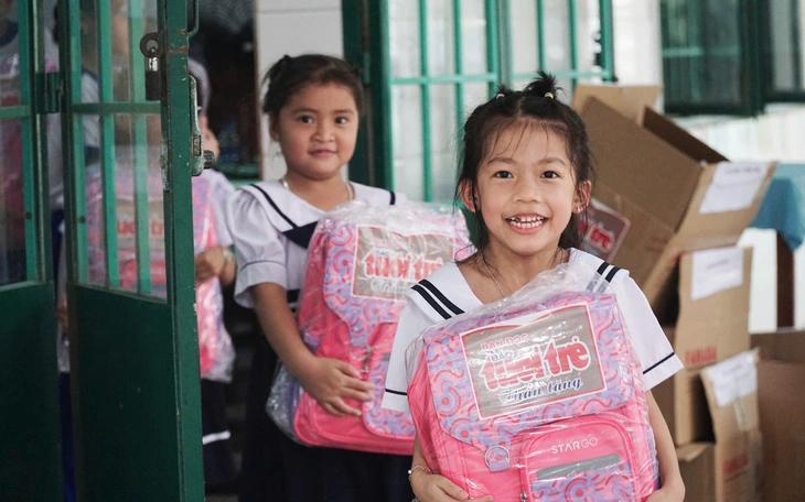 Thầy hiệu trưởng ở Phú Yên cũ bật khóc vì ám ảnh trận lũ dữ - Ảnh 10.