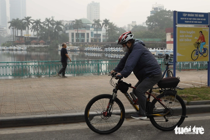 Chùm ảnh gần trưa sương mù vẫn dày đặc, Hà Nội mà ngỡ như Sa Pa - Ảnh 4.
