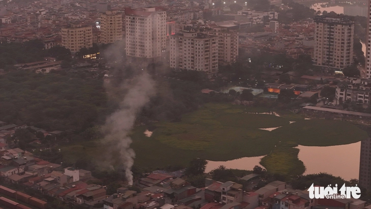 Chùm ảnh gần trưa sương mù vẫn dày đặc, Hà Nội mà ngỡ như Sa Pa - Ảnh 8.