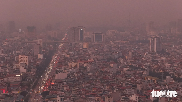 Chùm ảnh gần trưa sương mù vẫn dày đặc, Hà Nội mà ngỡ như Sa Pa - Ảnh 9.