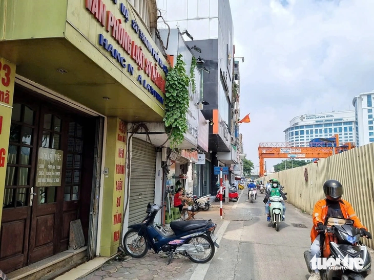 Hàng loạt dự án thi công rào chắn đường, Hà Nội yêu cầu tháo dỡ để tránh ùn tắc - Ảnh 1.