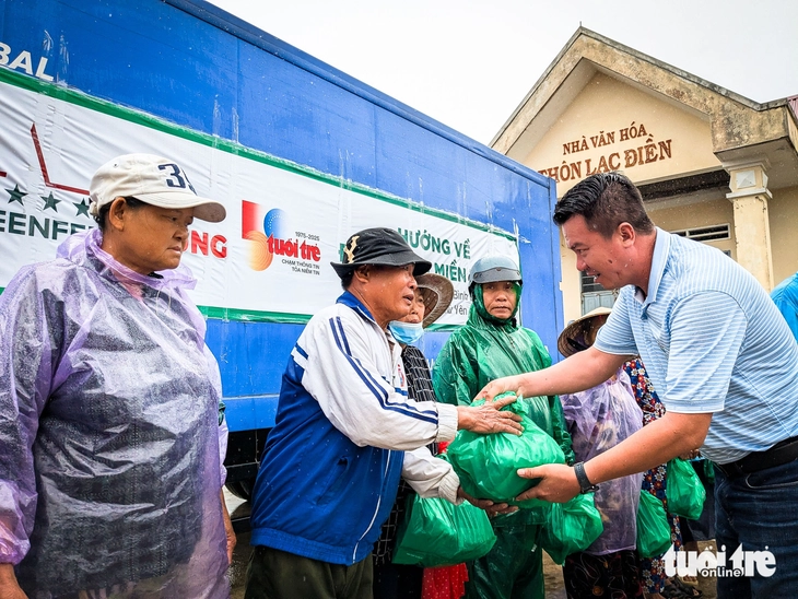 Quà GREENFEED Việt Nam cùng báo Tuổi Trẻ đến với bà con vùng lũ Bình Định, Phú Yên cũ - Ảnh 1.