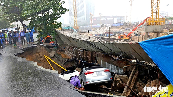 ‘Hố tử thần’ xuất hiện giữa trung tâm Đà Nẵng, ‘nuốt’ 2 ô tô - Ảnh 2.