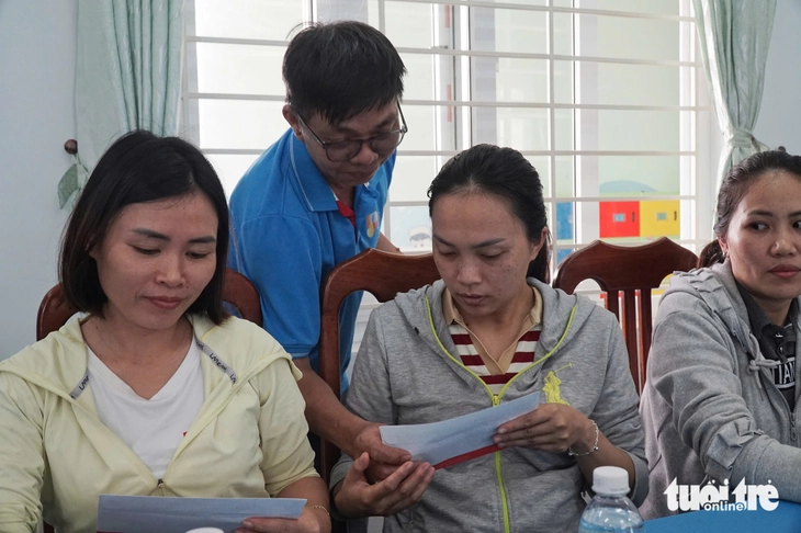 Bạn đọc Tuổi Trẻ 'tiếp sức' thầy cô, học sinh Nha Trang vượt qua hậu quả lũ lụt - Ảnh 1.