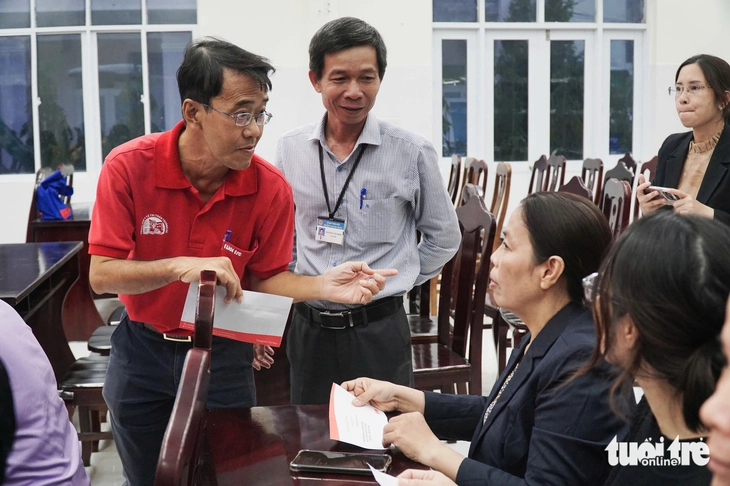 Bạn đọc Tuổi Trẻ 'tiếp sức' thầy cô, học sinh Nha Trang vượt qua hậu quả lũ lụt - Ảnh 3.