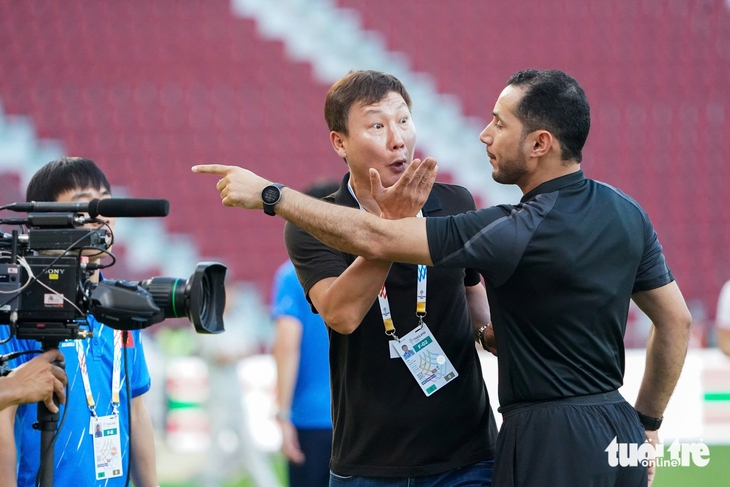 HLV Kim Sang Sik - Ảnh 1.