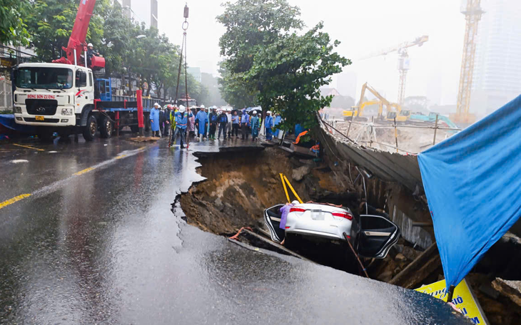 ‘Hố tử thần’ nuốt 2 ô tô: Yêu cầu chủ đầu tư Capital Square 3 dừng thi công khu vực sạt lở - Ảnh 2.