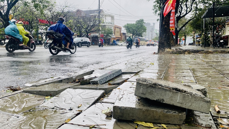 Vì sao vỉa hè mới cải tạo ở Đà Nẵng gập ghềnh, khó đi? - Ảnh 1.