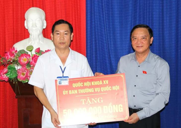 Phó chủ tịch Quốc hội thăm trường học, bệnh viện ở Khánh Hòa bị ngập lụt - Ảnh 2.