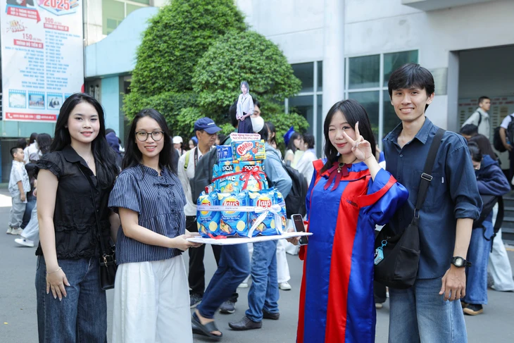 Gen Z ở TP.HCM đội mũ RTX, bê tráp cử nhân... mừng lễ tốt nghiệp - Ảnh 2.