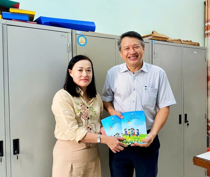 2 doanh nghiệp tặng gần 300.000 bản sách Cánh Diều cho học sinh và hỗ trợ giáo viên vùng lũ - Ảnh 4.