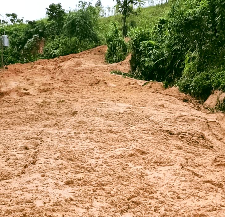 Mưa lớn làm sạt lở trên tuyến đường miền núi Đà Nẵng gây chia cắt một thôn - Ảnh 1.