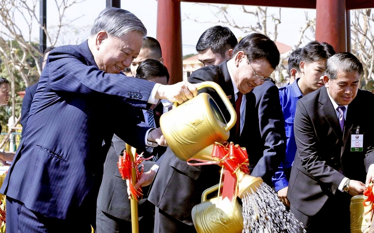 Tổng Bí thư Tô Lâm chúc mừng Tổng Bí thư Đảng Nhân dân cách mạng Lào Thongloun Sisoulith - Ảnh 2.