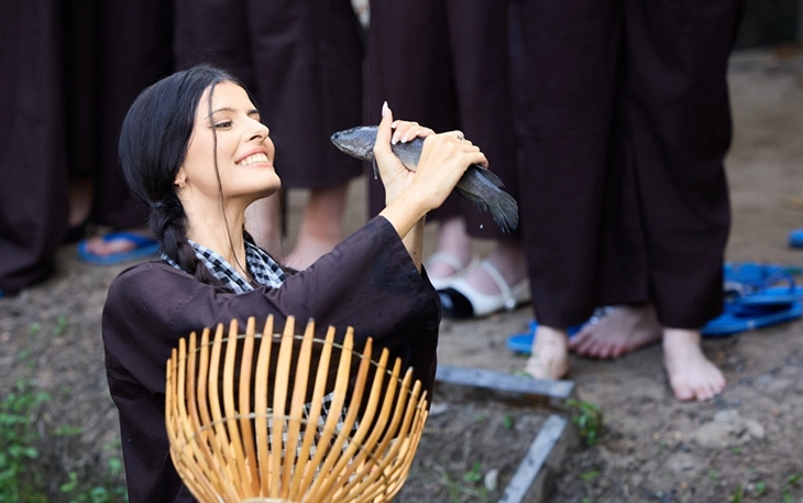 Mai Ngô mang thiết kế lấy cảm hứng từ Nam Phương hoàng hậu đến Miss Charm - Ảnh 3.