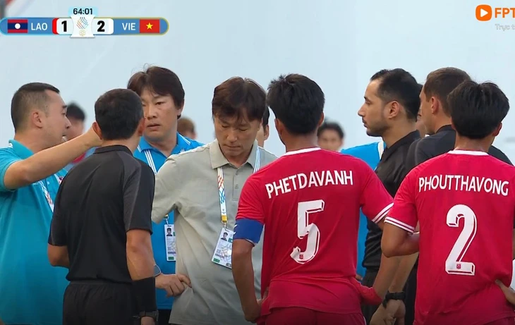 Vì sao trọng tài 'bẻ còi' bàn thắng của U22 Việt Nam? - Ảnh 2.