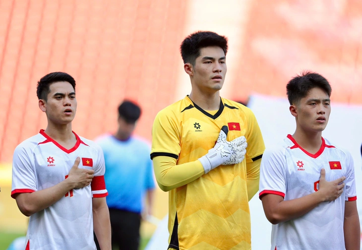 Vì sao cha mẹ cao chỉ hơn 1,6m, thủ môn Trung Kiên lại có thể cao đến 1,91m? - Ảnh 3.