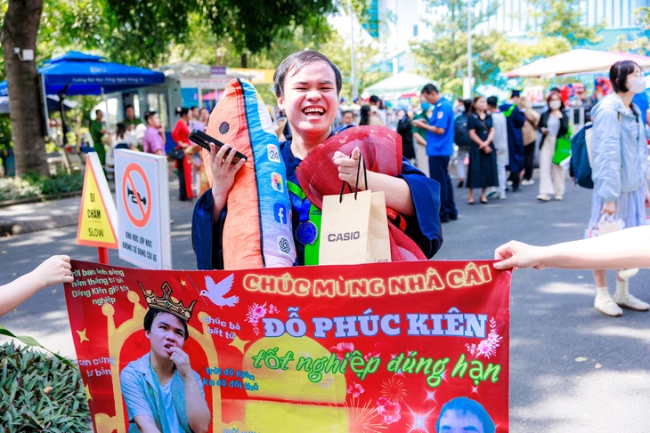 Gen Z ở TP.HCM đội mũ RTX, bê tráp cử nhân... mừng lễ tốt nghiệp - Ảnh 13.