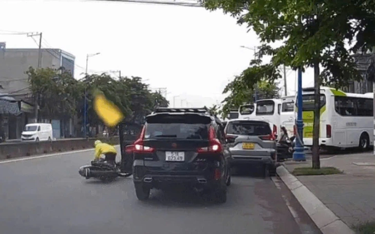 Đẩy cảnh sát vào đầu xe tải, khởi tố tài xế tội giết người; Đo nồng độ cồn từ 10h mùng 1 Tết - Ảnh 2.