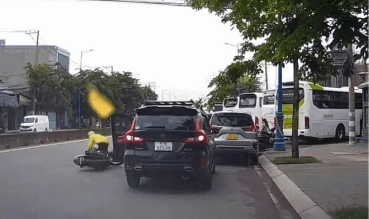 Vừa chạy xe máy vừa nghe điện thoại, va chạm còn buộc chụp X-quang, MRI, nhập viện điều trị - Ảnh 1.