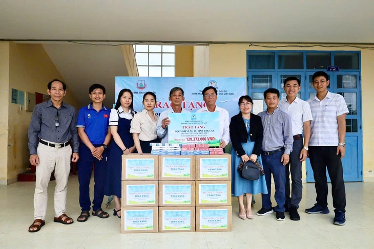 Hơn 217.000 bản sách giáo khoa cho học sinh vùng lũ Phú Yên cũ - Ảnh 2.