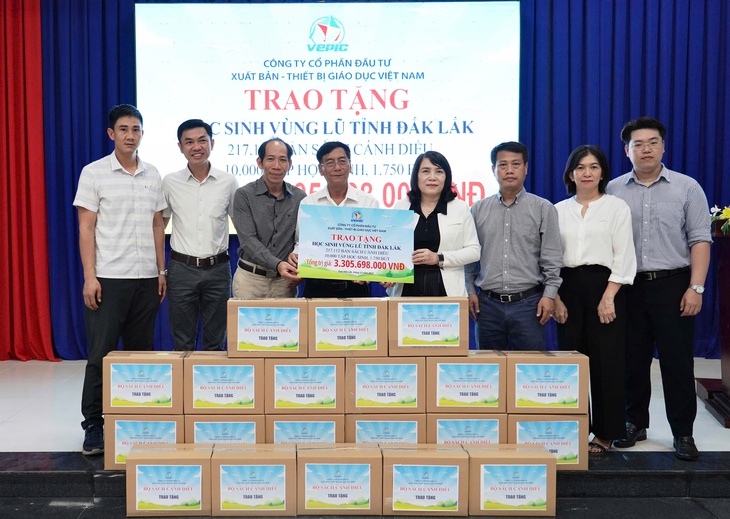 Hơn 217.000 bản sách giáo khoa cho học sinh vùng lũ Phú Yên cũ - Ảnh 1.