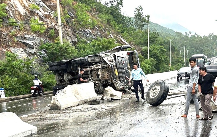 Xe tải lật chắn ngang đèo Cù Hin, giao thông từ Nha Trang đến sân bay Cam Ranh ùn ứ- Ảnh 1.