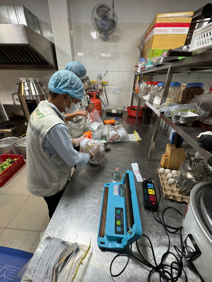 Công an TP.HCM xử lý hàng loạt cơ sở vi phạm an toàn thực phẩm, phạt hơn 1,6 tỉ đồng - Ảnh 7.