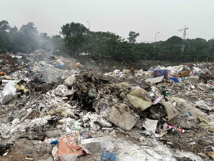 Vẫn 'tiện tay đốt rác' ngay giữa những ngày ô nhiễm không khí - Ảnh 3.