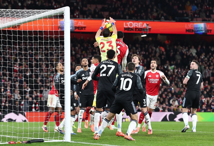 Arsenal có bàn thắng gây tranh cãi nhờ bài phạt góc - Ảnh 2.