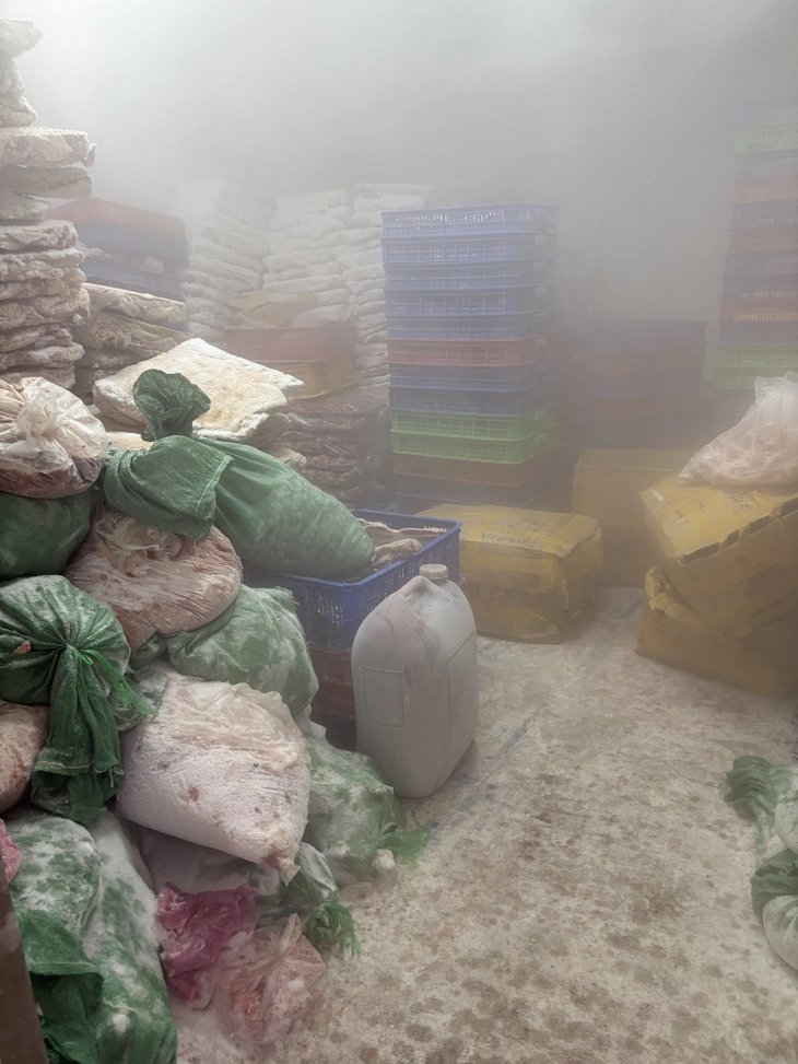 Công an TP.HCM xử lý hàng loạt cơ sở vi phạm an toàn thực phẩm, phạt hơn 1,6 tỉ đồng - Ảnh 3.