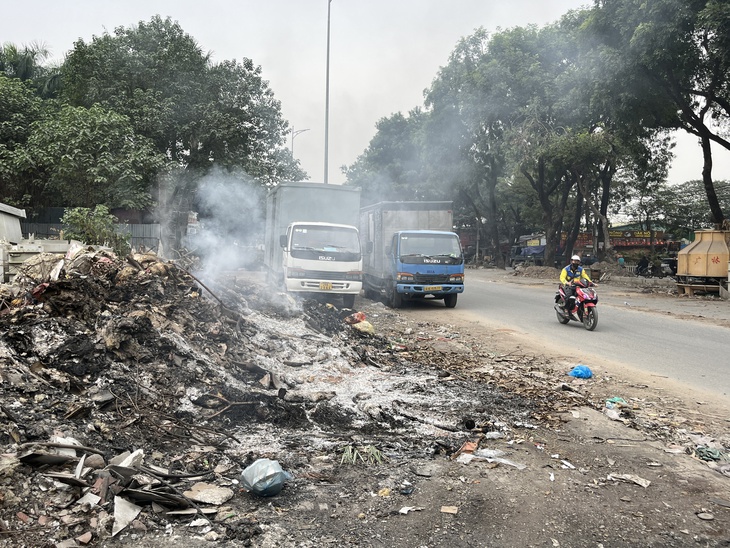 Vẫn 'tiện tay đốt rác' ngay giữa những ngày ô nhiễm không khí - Ảnh 2.