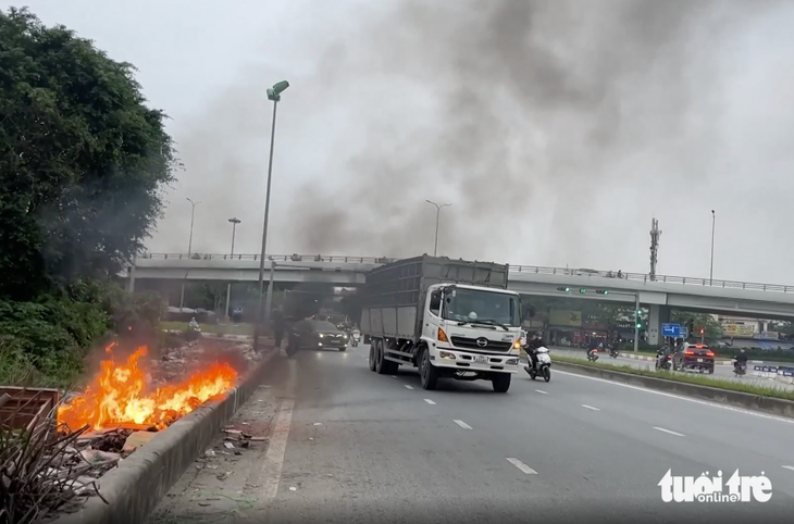 Vẫn 'tiện tay đốt rác' ngay giữa những ngày ô nhiễm không khí - Ảnh 1.