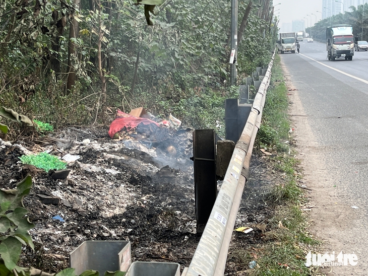 Vẫn 'tiện tay đốt rác' ngay giữa những ngày ô nhiễm không khí - Ảnh 4.