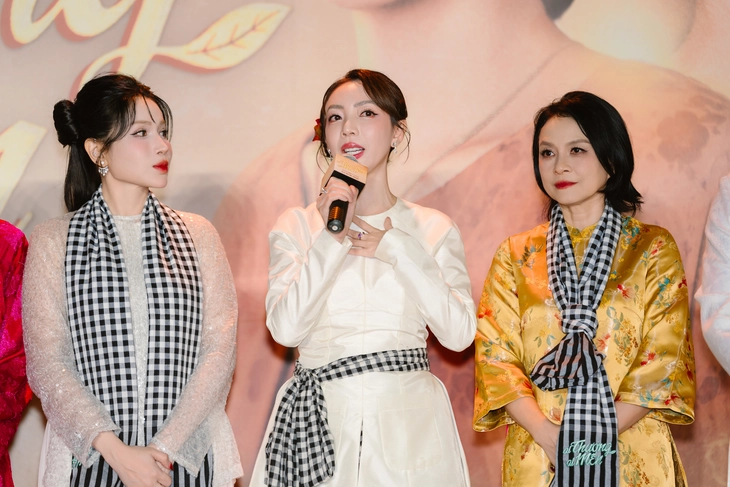 Trấn Thành, Trường Giang vui vẻ mừng Thu Trang ra mắt phim Tết 'Ai Thương ai Mến' - Ảnh 4.