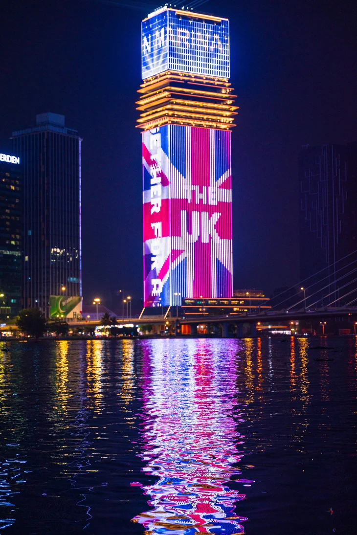 Saigon Marina IFC chiếu sáng đặc biệt chào mừng quan hệ Đối tác Chiến lược toàn diện Việt - Anh - Ảnh 2.