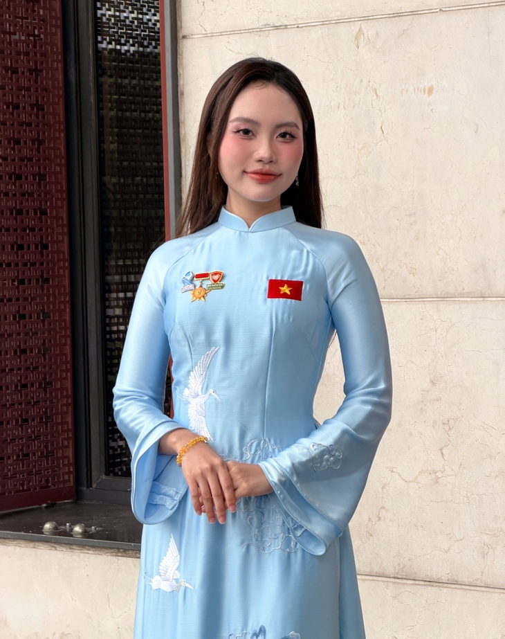 Phương Mỹ Chi tất bật chạy sô cuối năm, vẫn biết ơn khán giả với Lò cò Fanmeeting - Ảnh 2.