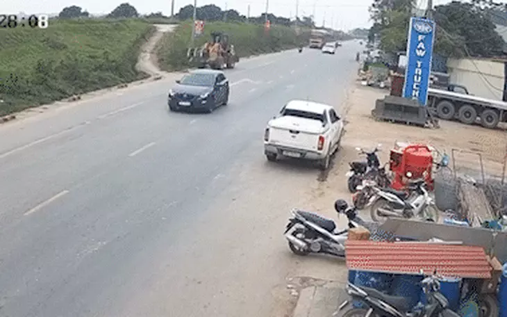 Ô tô tông loạt xe máy trên phố Hà Nội, một người bị thương - Ảnh 3.