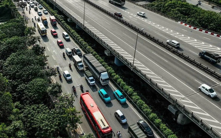 Phân luồng xe từ xa ở các tuyến đường hướng về hồ Gươm trong đêm bắn pháo hoa Tết Dương lịch - Ảnh 3.