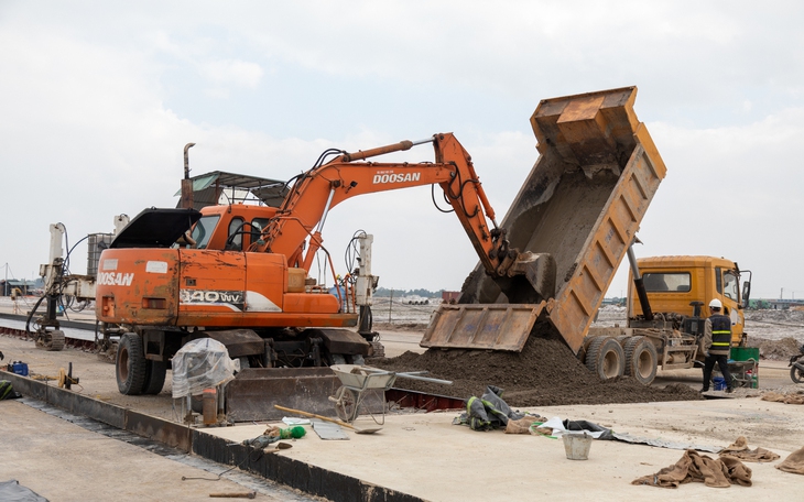 Bụi trắng nhà dân quanh sân bay Quảng Trị, bà bầu phải đi lánh nạn, áo quần giặt không có chỗ phơi - Ảnh 9.