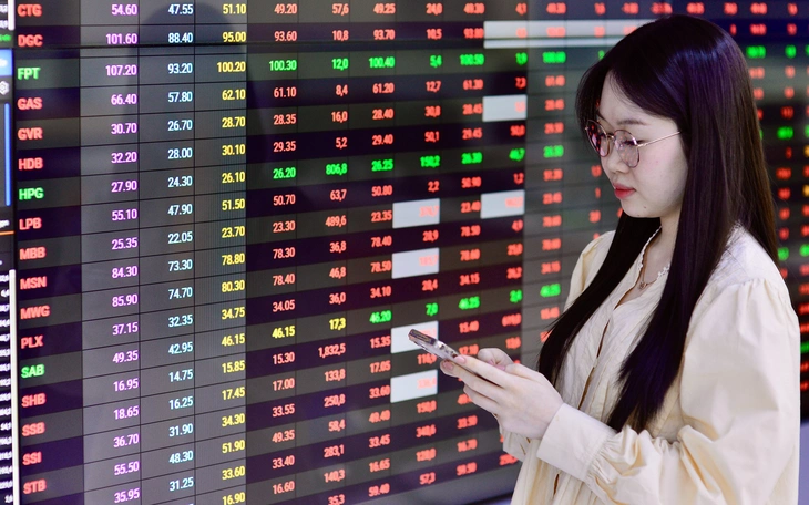 Khép lại năm 2025 khởi sắc, VN-Index tăng hơn 500 điểm sau một năm - Ảnh 3.