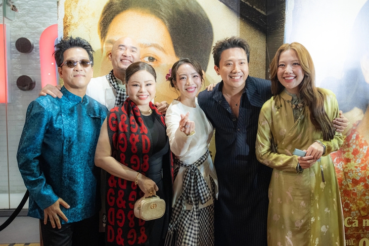 Trấn Thành, Trường Giang vui vẻ mừng Thu Trang ra mắt phim Tết 'Ai Thương ai Mến'   - Ảnh 1.