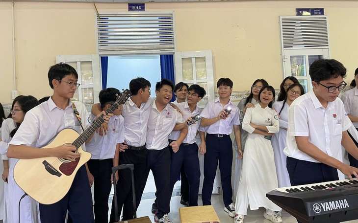 Giờ ra chơi không điện thoại, sân trường ở TP.HCM sôi động hơn - Ảnh 2.