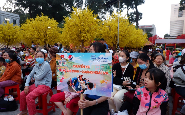 Sinh viên vùng lũ xúc động nhận học bổng, vé xe Tết - Ảnh 4.