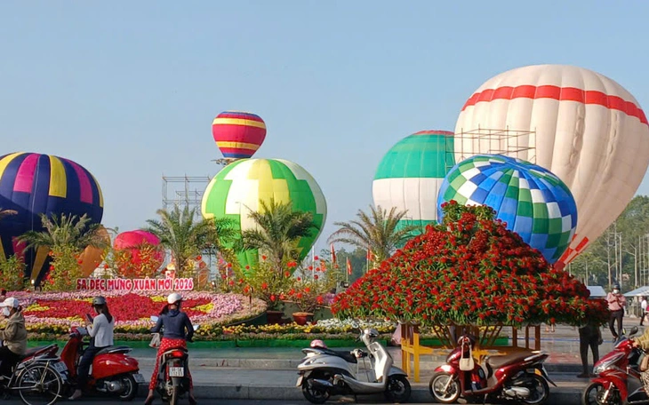 Hàng trăm ngàn người đổ về xem biểu diễn khinh khí cầu tại quảng trường Sa Đéc   - Ảnh 8.