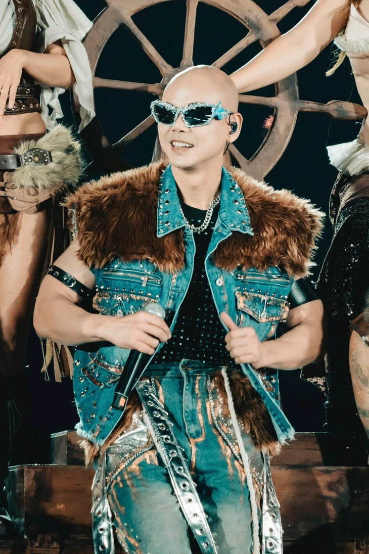 Phan Đinh Tùng mang hit 'Khúc hát mừng sinh nhật' phủ sóng toàn cầu   - Ảnh 3.