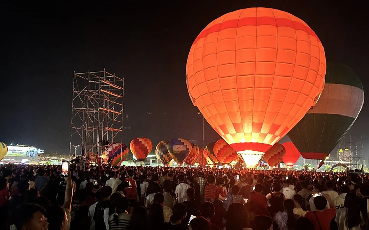 Du khách đổ về làng hoa Sa Đéc đông nghịt trong ngày đầu tiên nghỉ Tết tây   - Ảnh 6.