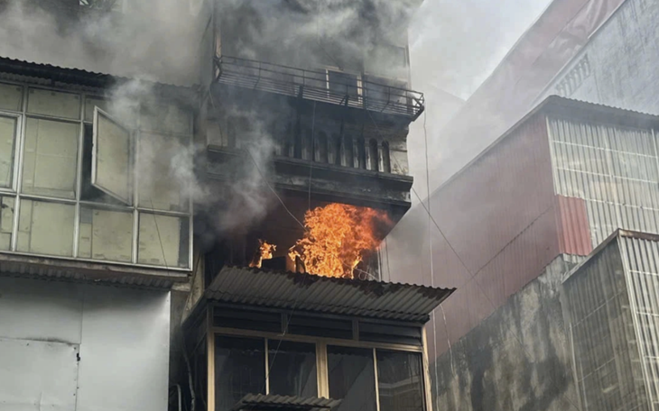Cháy nhà 7 tầng ở Hà Nội, 2 người chết - Ảnh 2.