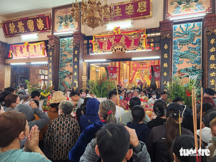 Dừng thu phí Núi Sam phải sử dụng ngân sách hay tiền công đức nuôi bộ máy? - Ảnh 4.