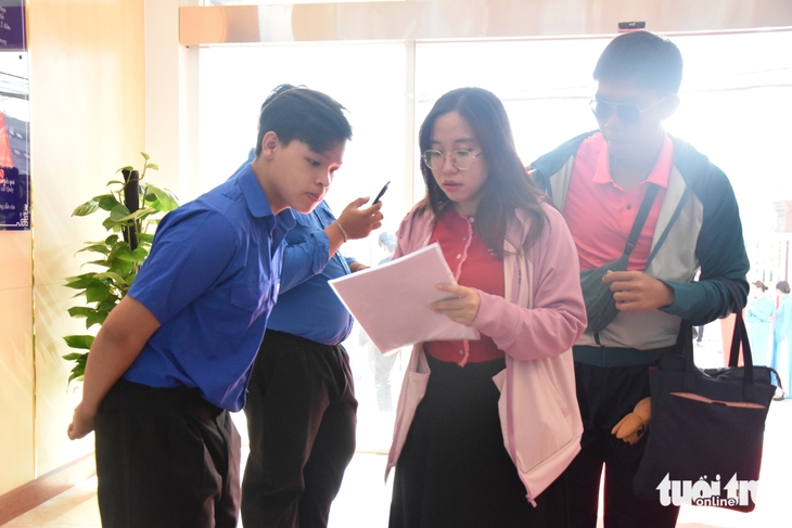 Đi làm thủ tục hành chính ở TP.HCM, người dân được robot bắt tay, mời ăn bánh - Ảnh 6.