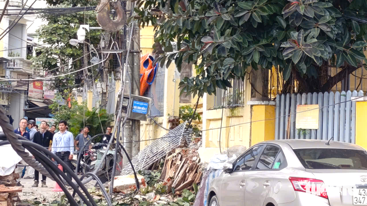 Vì sao tháp cẩu công trình cao hàng chục mét đổ xuống đường giữa trung tâm Đà Nẵng? - Ảnh 2.